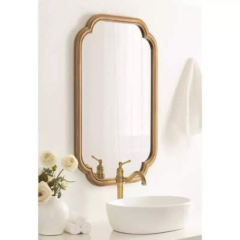 Miroir mural festonné Glenby or 24"x36" Kate & Laurel All Things Decor