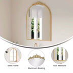 Miroir mural arqué Emma et Oliver avec détails de style baroque et verre à dos en aluminium pour une clarté optimale pour les entrées, les salles de bain et plus encore.