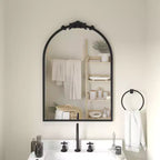 Miroir mural arqué Emma et Oliver avec détails de style baroque et verre à dos en aluminium pour une clarté optimale pour les entrées, les salles de bain et plus encore.