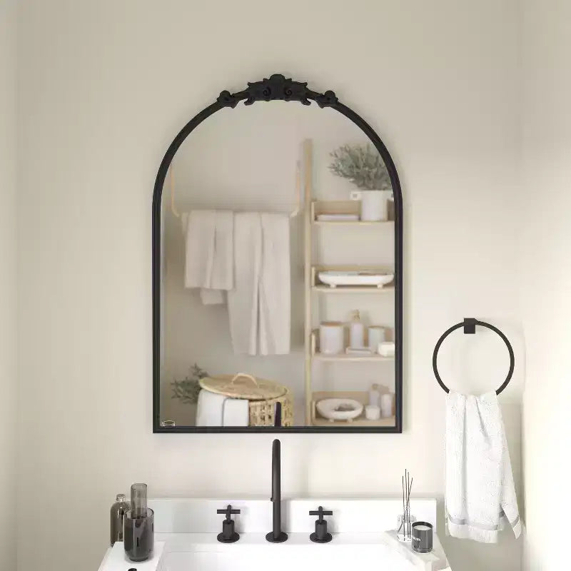 Miroir mural arqué Emma et Oliver avec détails de style baroque et verre à dos en aluminium pour une clarté optimale pour les entrées, les salles de bain et plus encore.