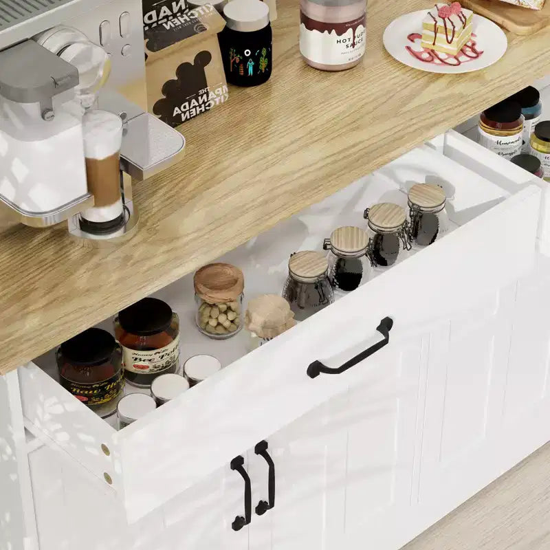 Buffet AndMakers en bois blanc de 142 cm avec portes style shaker