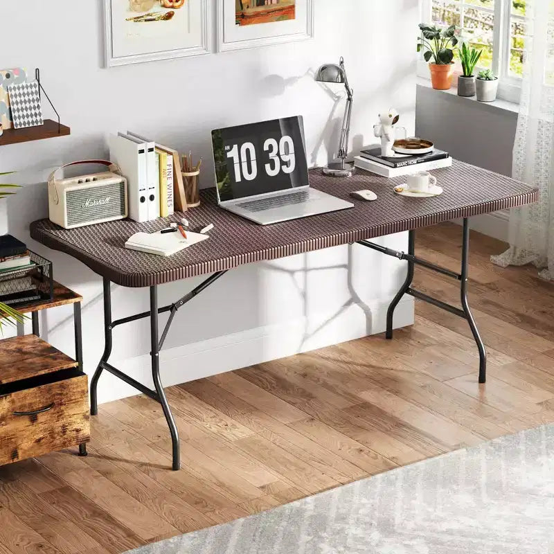 Table pliante Costway 350 LBS avec plateau en HDPE aspect rotin et mécanisme de verrouillage sécurisé