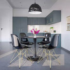 Chaises de salle à manger modernes en acrylique LeisureMod Cresco (lot de 2) - Piètement en chrome doré Eiffel, chaises d'appoint élégantes pour salles à manger et cuisines contemporaines