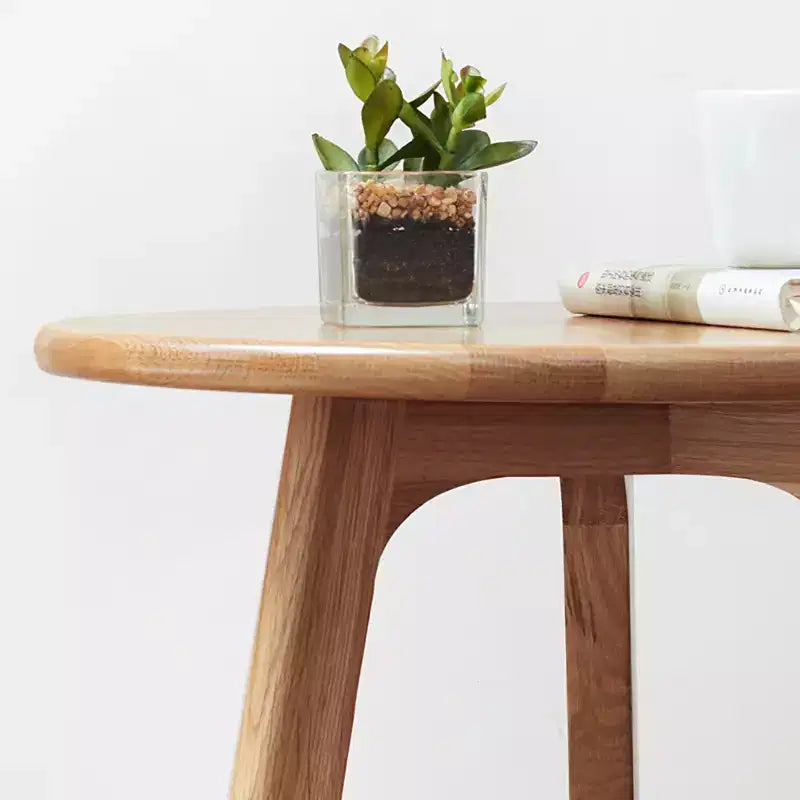 GDFStudio Wallis Table d'appoint ronde minimaliste à trois pieds en chêne massif de 50 cm de hauteur