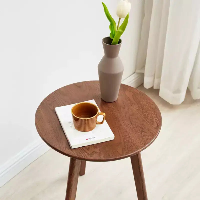 GDFStudio Wallis Table d'appoint ronde minimaliste à trois pieds en chêne massif de 50 cm de hauteur