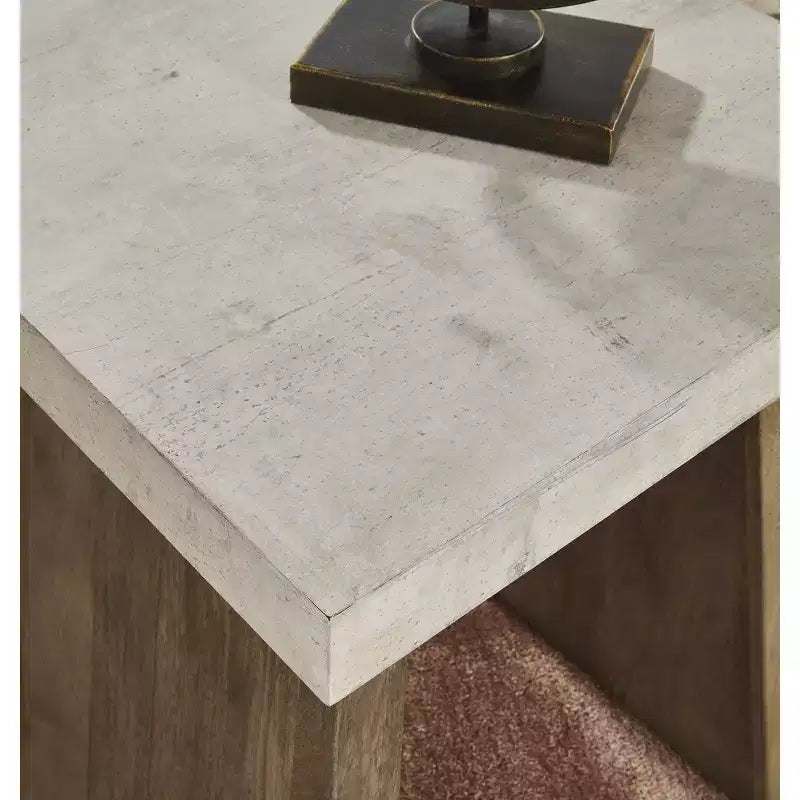 Signature Design by Ashley Brendalhouse Table d'appoint carrée contemporaine – Plateau aspect ciment avec base en bois de manguier, marron clair