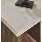 Signature Design by Ashley Brendalhouse Table d'appoint carrée contemporaine – Plateau aspect ciment avec base en bois de manguier, marron clair