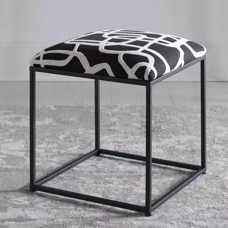 Pouf carré Uttermost Twists and Turns en tissu noir et blanc