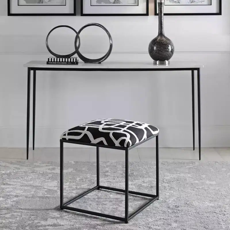 Pouf carré Uttermost Twists and Turns en tissu noir et blanc