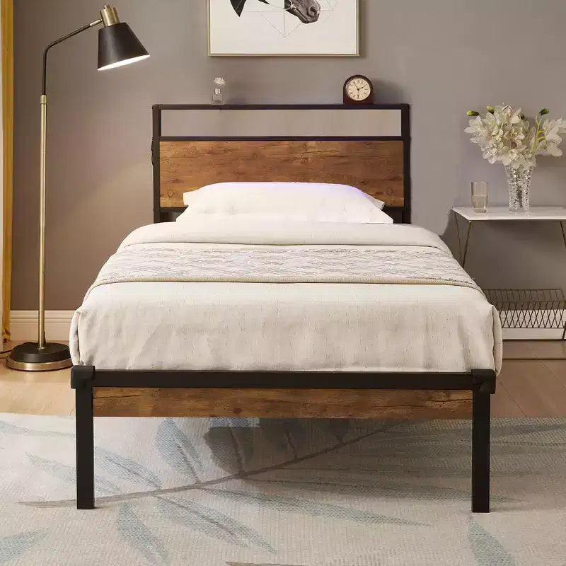 Cadre de lit plateforme en métal Okak, taille double, avec tête et pied de lit en bois, cadre de lit moderne avec USB intégré pour chambre à coucher, noir + marron