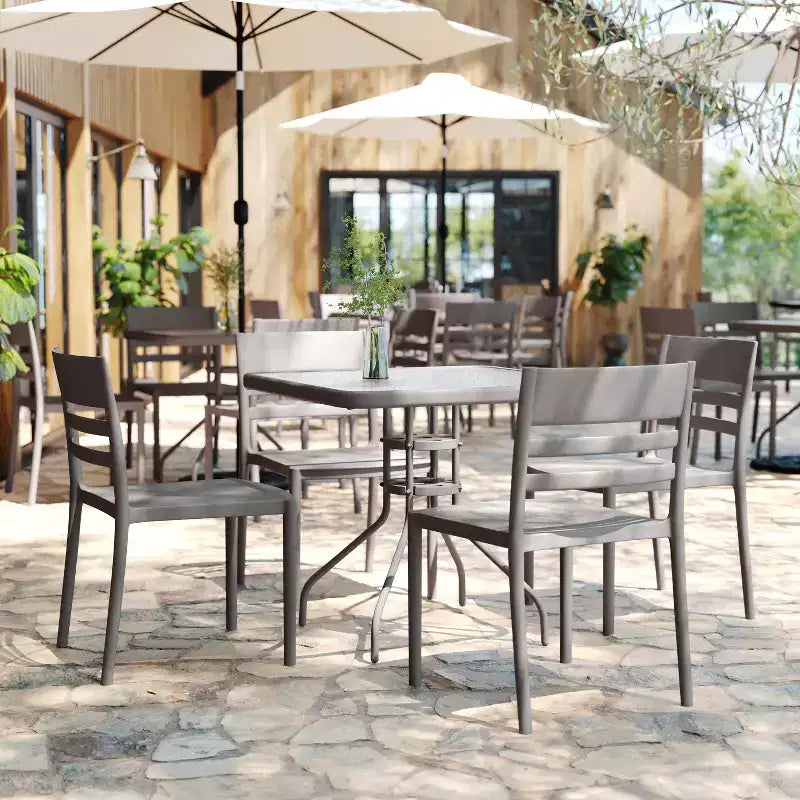 Flash Furniture Bridgeport Lot de 4 Chaises de Patio Empilables Intérieur-Extérieur avec Dossier à Lattes, Chaise en Résine Tout Temps de Qualité Commerciale
