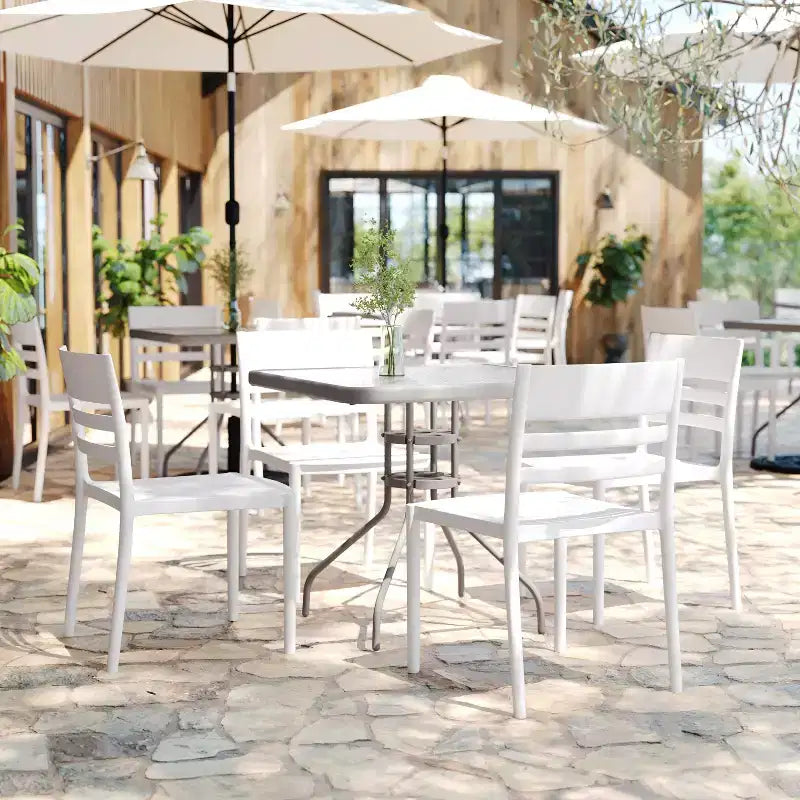 Flash Furniture Bridgeport Lot de 4 Chaises de Patio Empilables Intérieur-Extérieur avec Dossier à Lattes, Chaise en Résine Tout Temps de Qualité Commerciale
