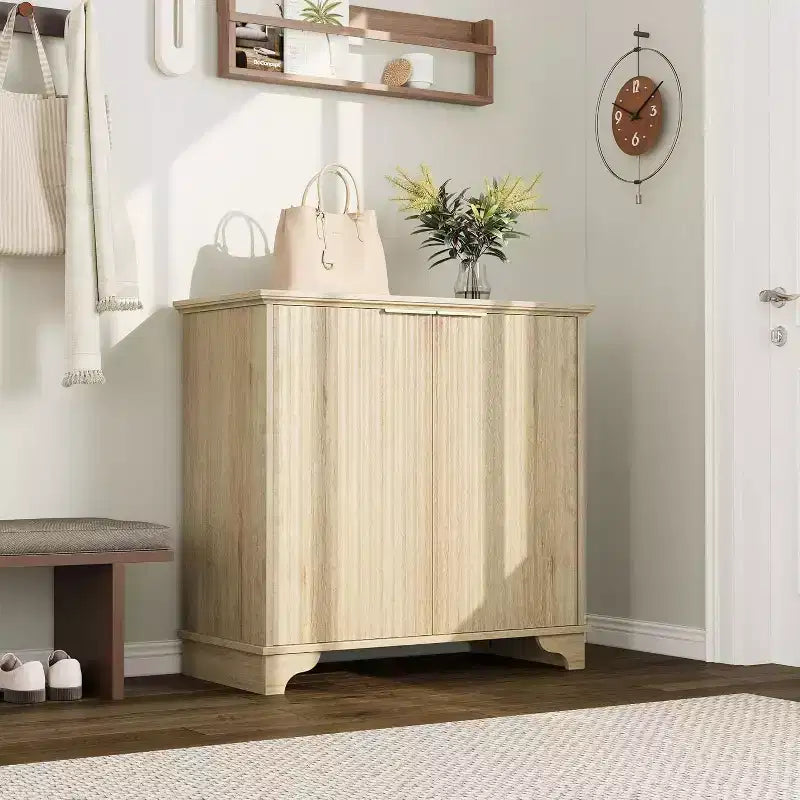 Meuble de buffet de ferme Acekool – Portes cannelées et étagères réglables pour cuisine, salle à manger et salon (chêne naturel)