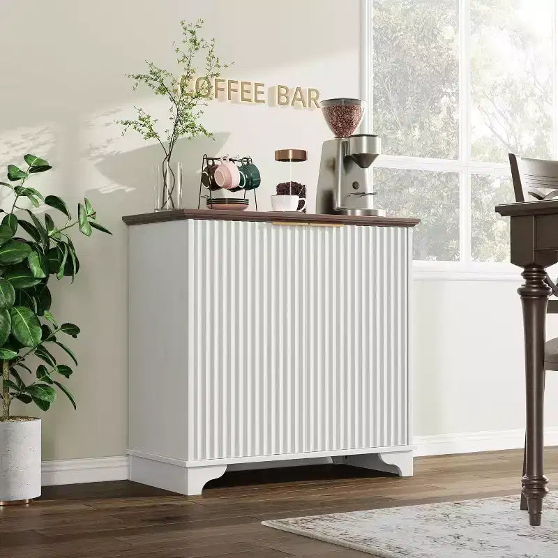 Meuble de buffet de ferme Acekool – Portes cannelées et étagères réglables pour cuisine, salle à manger et salon (chêne naturel)
