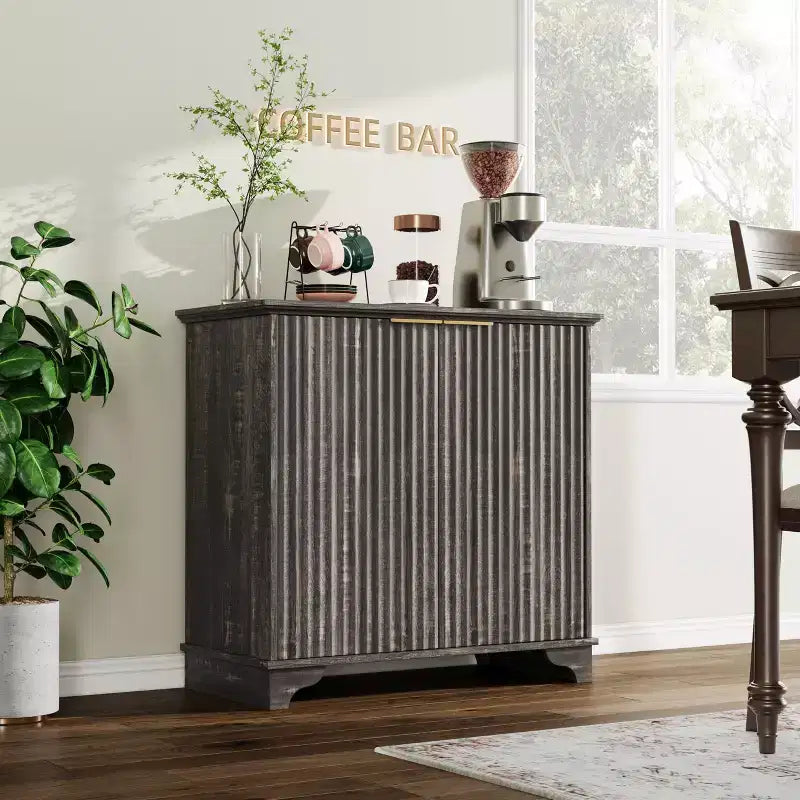 Bahut avec portes cannelées, Meuble de rangement de cuisine de style ferme avec étagères réglables, Meuble de bar à café moderne pour la maison, Chêne naturel