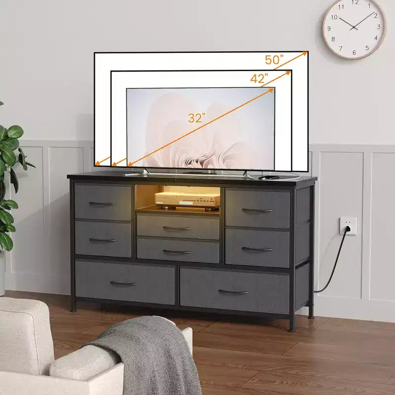 Meuble TV commode avec prise de courant et lumières LED pour téléviseur de 55", centre de divertissement à 8 tiroirs, commode en tissu avec plateau en bois, noir