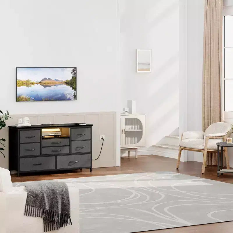 Meuble TV commode avec prise de courant et lumières LED pour téléviseur de 55", centre de divertissement à 8 tiroirs, commode en tissu avec plateau en bois, noir