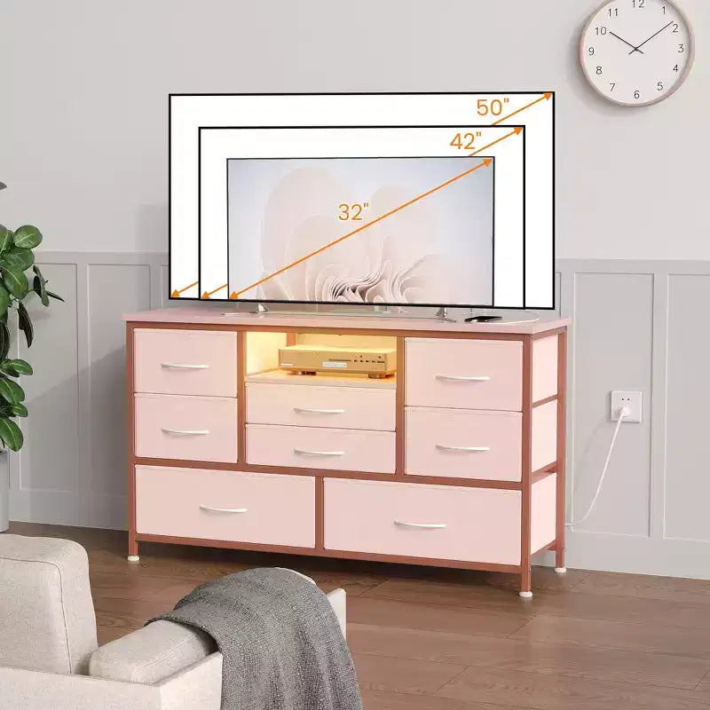 Meuble TV commode avec prise de courant et lumières LED pour téléviseur de 55", centre de divertissement à 8 tiroirs, commode en tissu avec plateau en bois, noir