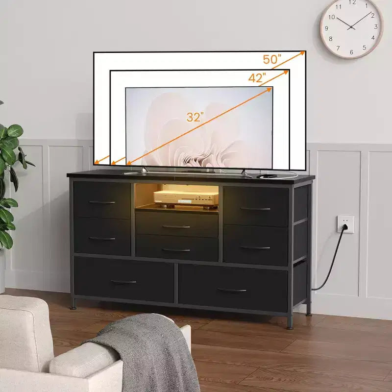 Meuble TV commode avec prise de courant et lumières LED pour téléviseur de 55", centre de divertissement à 8 tiroirs, commode en tissu avec plateau en bois, noir