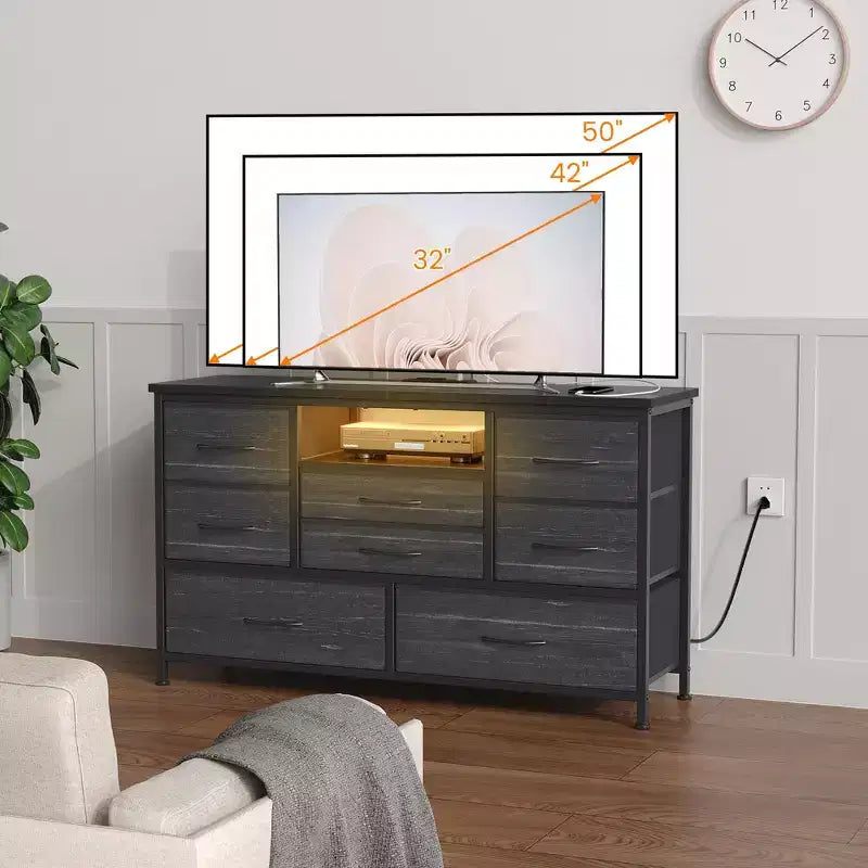 Meuble TV commode avec prise de courant et lumières LED pour téléviseur de 55", centre de divertissement à 8 tiroirs, commode en tissu avec plateau en bois, noir