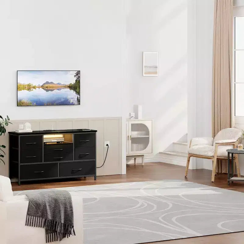 Meuble TV commode avec prise de courant et lumières LED pour téléviseur de 55", centre de divertissement à 8 tiroirs, commode en tissu avec plateau en bois, noir