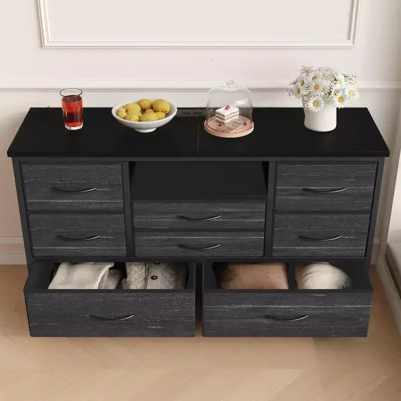 Meuble TV commode avec prise de courant et lumières LED pour téléviseur de 55", centre de divertissement à 8 tiroirs, commode en tissu avec plateau en bois, noir