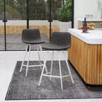 Tabouret de bar en cuir Elland de LeisureMod – Tabouret moderne de hauteur comptoir avec pieds en acier inoxydable blanc pour îlot de cuisine ou bar à domicile, lot de 2