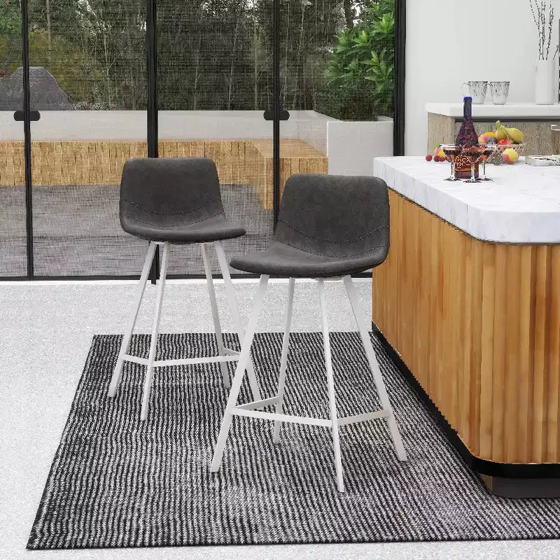 Tabouret de bar en cuir Elland de LeisureMod – Tabouret moderne de hauteur comptoir avec pieds en acier inoxydable blanc pour îlot de cuisine ou bar à domicile, lot de 2