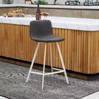 Tabouret de bar en cuir Elland de LeisureMod – Tabouret moderne de hauteur comptoir avec pieds en acier inoxydable blanc pour îlot de cuisine ou bar à domicile, lot de 2