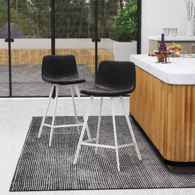 Tabouret de bar en cuir Elland de LeisureMod – Tabouret moderne de hauteur comptoir avec pieds en acier inoxydable blanc pour îlot de cuisine ou bar à domicile, lot de 2