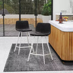Tabouret de bar en cuir Elland de LeisureMod – Tabouret moderne de hauteur comptoir avec pieds en acier inoxydable blanc pour îlot de cuisine ou bar à domicile, lot de 2