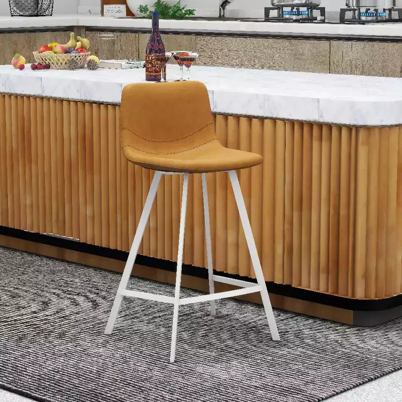 Tabouret de bar en cuir Elland de LeisureMod – Tabouret moderne de hauteur comptoir avec pieds en acier inoxydable blanc pour îlot de cuisine ou bar à domicile, lot de 2