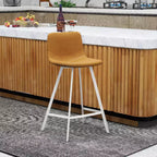 Tabouret de bar en cuir Elland de LeisureMod – Tabouret moderne de hauteur comptoir avec pieds en acier inoxydable blanc pour îlot de cuisine ou bar à domicile, lot de 2