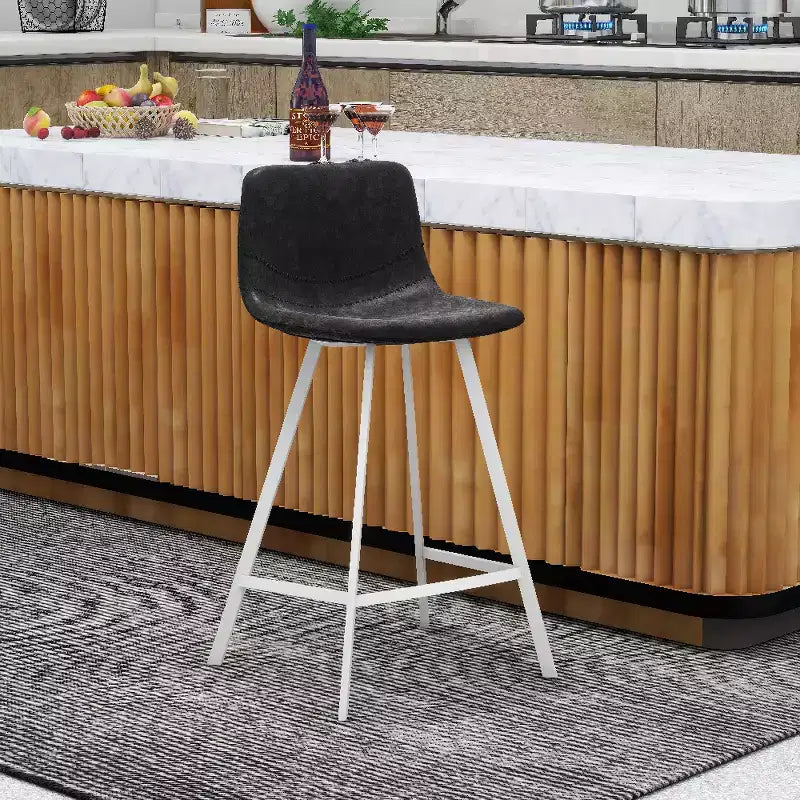 Tabouret de bar en cuir Elland de LeisureMod – Tabouret moderne de hauteur comptoir avec pieds en acier inoxydable blanc pour îlot de cuisine ou bar à domicile, lot de 2