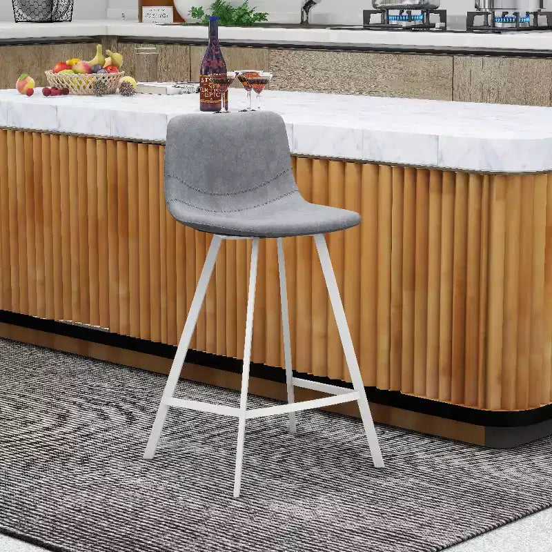 Tabouret de bar en cuir Elland de LeisureMod – Tabouret moderne de hauteur comptoir avec pieds en acier inoxydable blanc pour îlot de cuisine ou bar à domicile, lot de 2