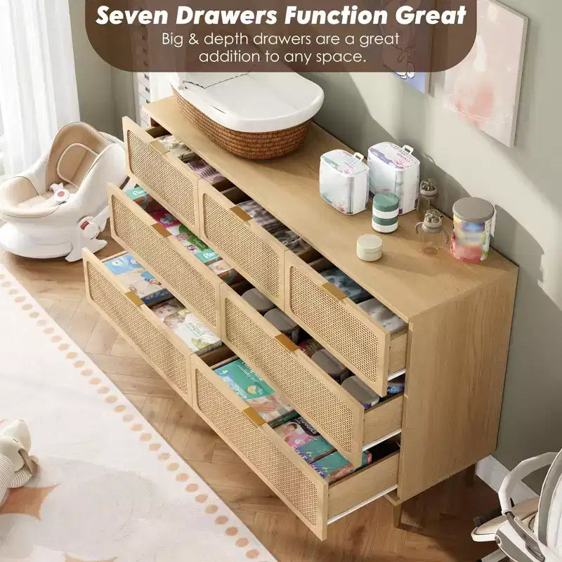 Commode en rotin à 7 tiroirs pour chambre - Commode en bois de 137 cm avec poignées métalliques, meuble TV multifonctionnel et organisateur de rangement