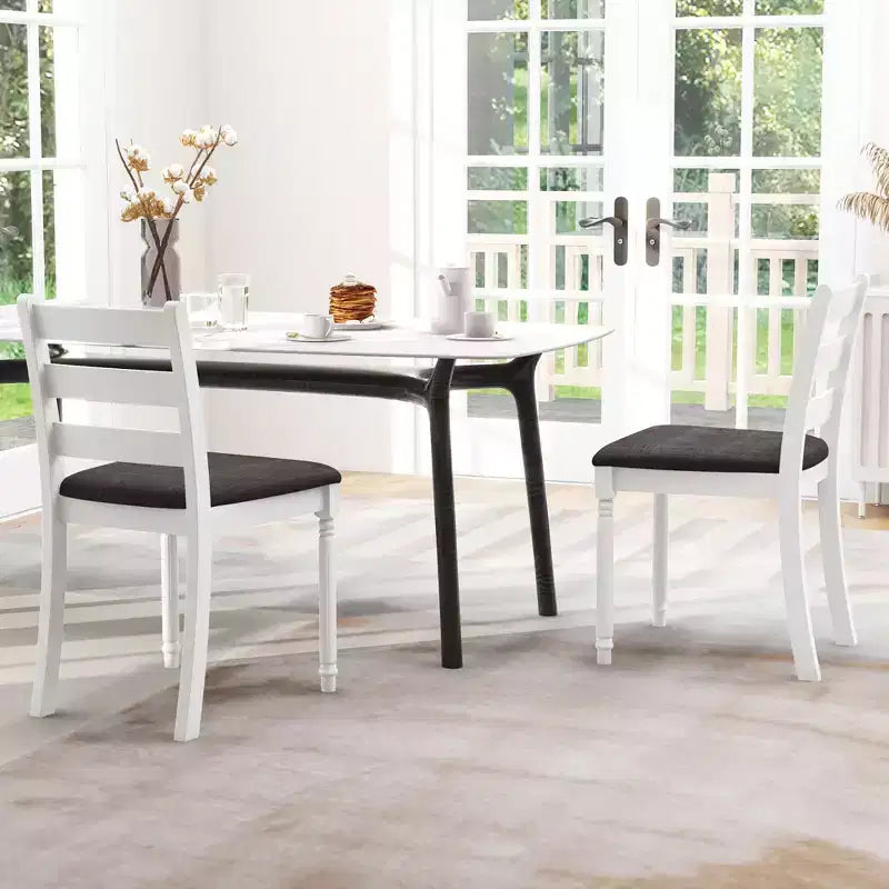 Lot de 2 chaises de salle à manger Costway en bois avec pieds en bois d'acacia, coussin rembourré et dossier échelle