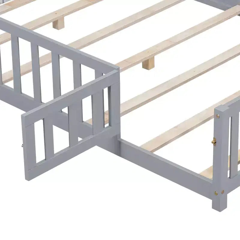 SC 1 Lit de Sol Pleine Grandeur en Contreplaqué avec Clôture et Porte pour Enfants, Cadre de Lit Montessori Gris