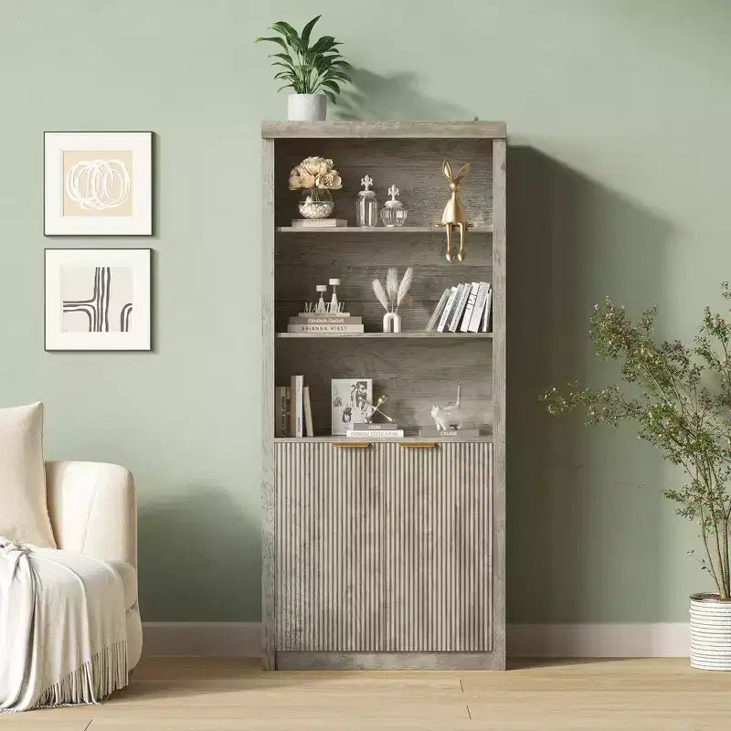 Bibliothèque haute de 71 po avec portes cannelées, étagères de présentation à 5 niveaux avec armoire de rangement et étagère réglable, bibliothèques modernes du milieu du siècle