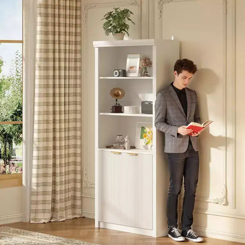 Bibliothèque haute de 71 po avec portes cannelées, étagères de présentation à 5 niveaux avec armoire de rangement et étagère réglable, bibliothèques modernes du milieu du siècle