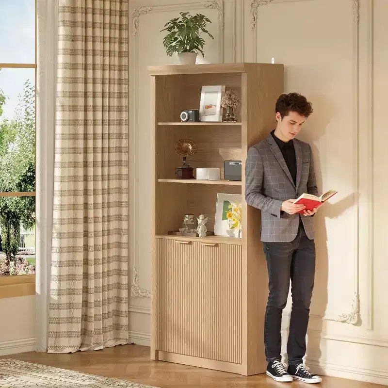 Bibliothèque haute de 71 po avec portes cannelées, étagères de présentation à 5 niveaux avec armoire de rangement et étagère réglable, bibliothèques modernes du milieu du siècle