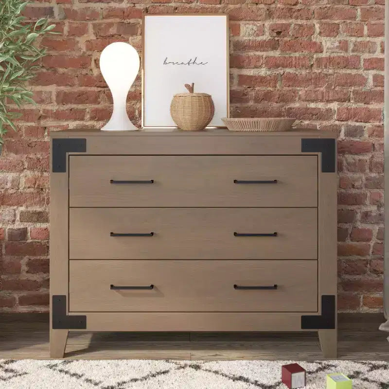 Commode 3 tiroirs Child Craft Lucas pour chambre de bébé ou d'enfant, grand espace de rangement, kit anti-basculement inclus pour éviter le renversement, finition non toxique et sans danger pour bébé