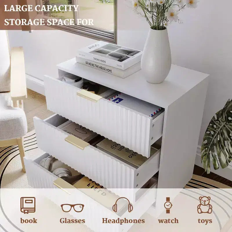 Table de chevet blanche de 68,5 cm de large avec 3 tiroirs, table de chevet moderne en bois cannelé, grande commode de rangement pour chambre à coucher, salon, meubles de maison.