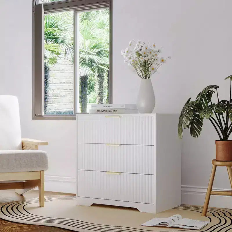 Table de chevet blanche de 68,5 cm de large avec 3 tiroirs, table de chevet moderne en bois cannelé, grande commode de rangement pour chambre à coucher, salon, meubles de maison.