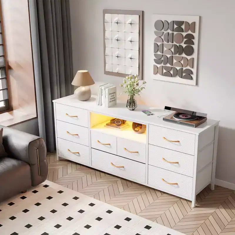 Meuble TV blanc de 140 cm de large, commode de 9 tiroirs avec prises électriques, lumières LED, console multimédia pour TV de 65 pouces, commode de rangement de chambre, centre de divertissement