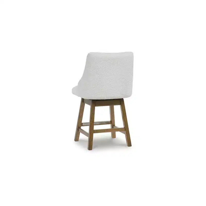 Tabourets de bar pivotants rembourrés Signature Design by Ashley Cabalynn à hauteur de comptoir, lot de 2, structure marron clair avec siège rembourré couleur avoine
