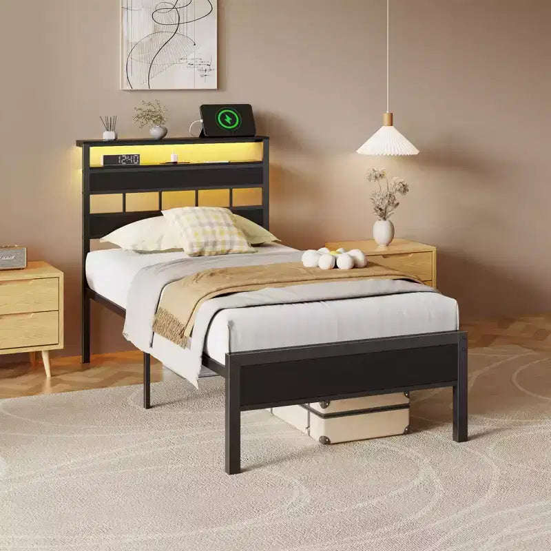 Cadre de lit double avec station de charge Lumières LED Tête de lit de rangement en chêne noir Base de lit à plateforme en bois Support à lattes métalliques Pas besoin de sommier tapissier