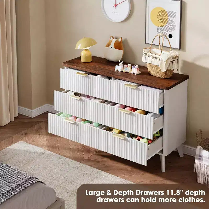 Commode blanche à 6 tiroirs, design cannelé incurvé de 120 cm de large avec poignées dorées, commode moderne épaissie pour chambre et salon.