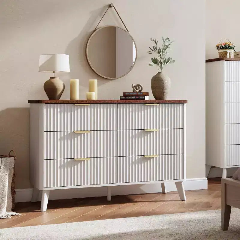 Commode blanche à 6 tiroirs, design cannelé incurvé de 120 cm de large avec poignées dorées, commode moderne épaissie pour chambre et salon.