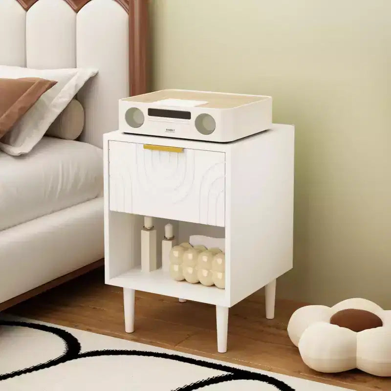 Table de chevet moderne blanche de 58 cm de haut avec un tiroir et une étagère ouverte, poignée dorée, idéale pour la décoration de chambre à coucher